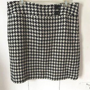 AnnTaylor Blk & Wh Houndstooth Skirt, size 12